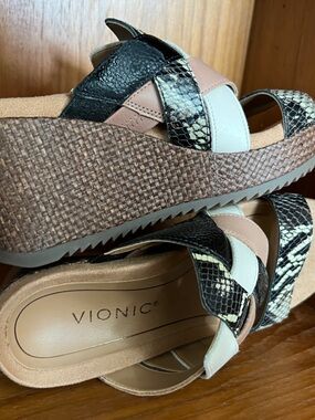 Vionic Women's Multi-Texture Wedge Sandals white patch heels shoes 5 Black snake